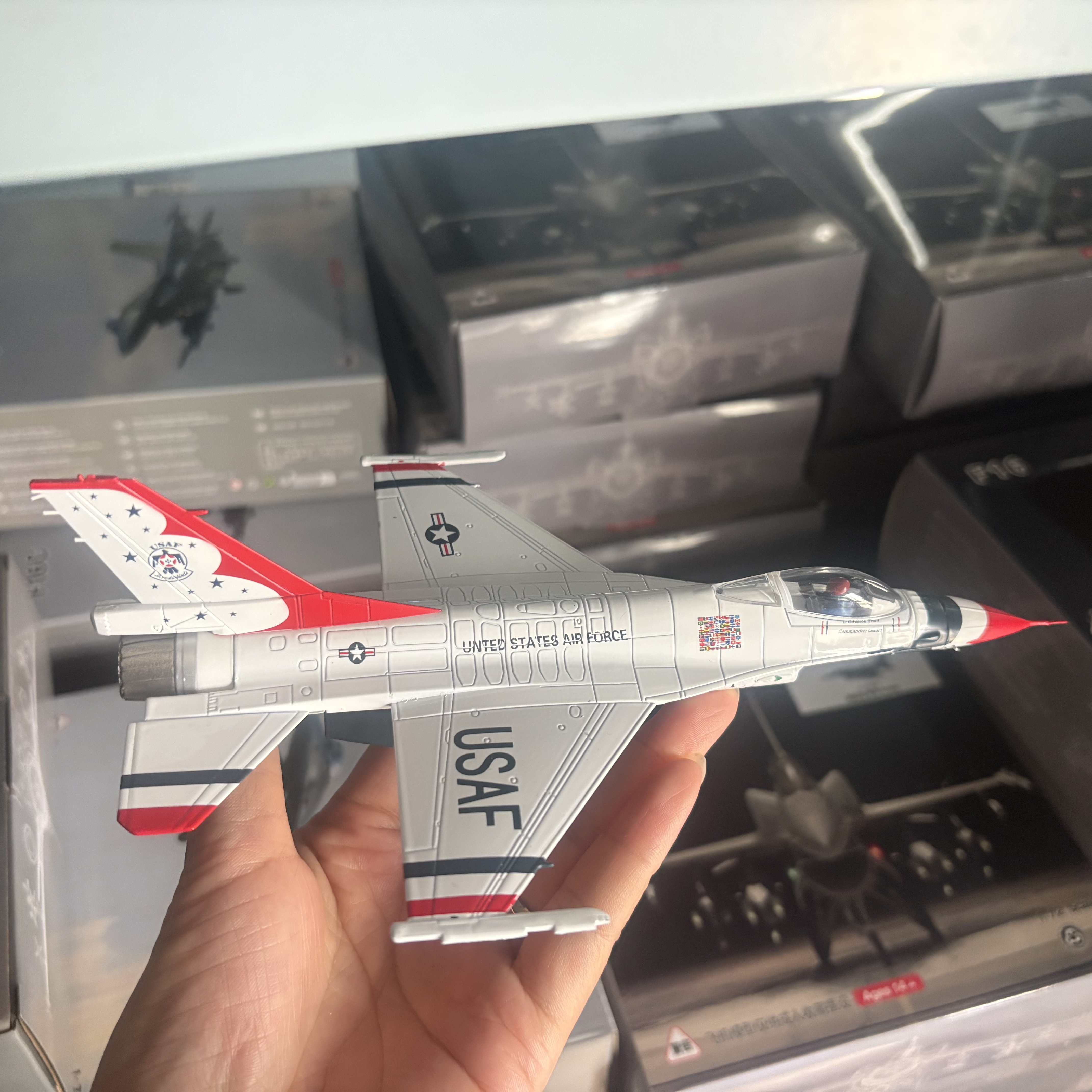 1/72 Scale U.S. Air Force F-16 – Model Kit Jet Bewertung und Preis